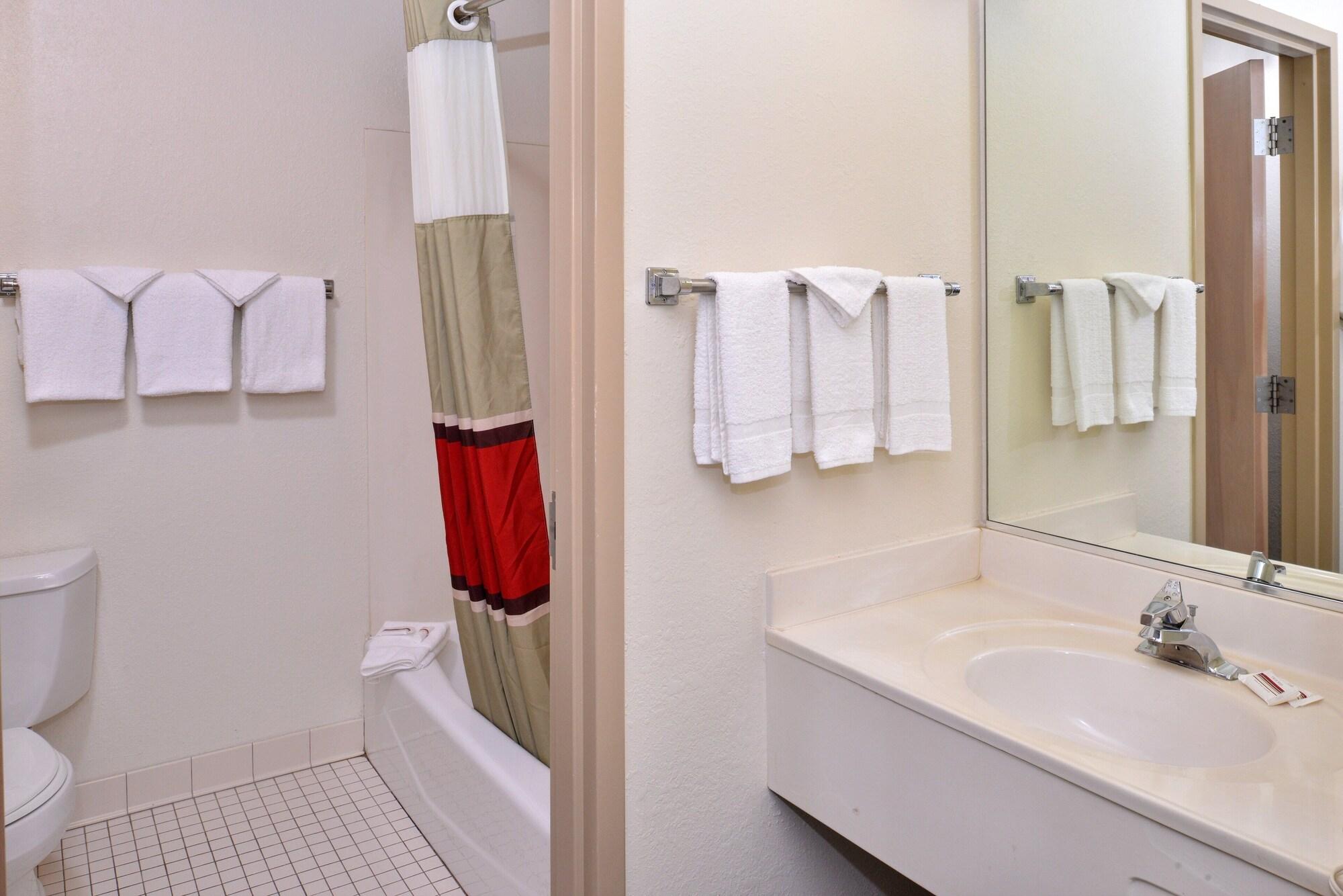 Red Roof Inn Sandusky - Milan Екстер'єр фото